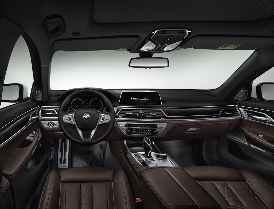  BMW 750Li xDrive M Sport 2015 года  (фото 13 из 22)